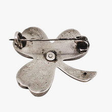 Load image into Gallery viewer, Broche en forme de trèfle en argent et vermeil, vers 1900
