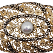 Charger l'image dans la galerie, Broche en vermeil (argent 835) filigrané, marcassites et perle – esprit Art déco, années 1920-1930 Le Charme des Violettes - Brocante en ligne
