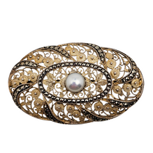 Charger l'image dans la galerie, Broche en vermeil (argent 835) filigrané, marcassites et perle – esprit Art déco, années 1920-1930 Le Charme des Violettes - Brocante en ligne
