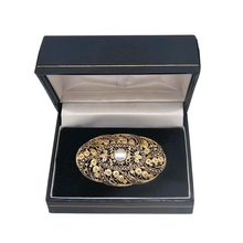 Charger l'image dans la galerie, Broche en vermeil (argent 835) filigrané, marcassites et perle – esprit Art déco, années 1920-1930 Le Charme des Violettes - Brocante en ligne
