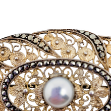 Charger l'image dans la galerie, Broche en vermeil (argent 835) filigrané, marcassites et perle – esprit Art déco, années 1920-1930 Le Charme des Violettes - Brocante en ligne
