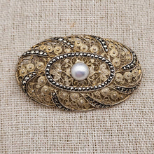 Charger l'image dans la galerie, Broche en vermeil (argent 835) filigrané, marcassites et perle – esprit Art déco, années 1920-1930 Le Charme des Violettes - Brocante en ligne
