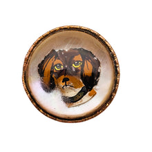 Charger l'image dans la galerie, Broche de style Crystal Essex – Épagneul peint sous verre – Dos en nacre, vers 1890-1910 Le Charme des Violettes - Brocante en ligne
