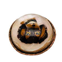Charger l'image dans la galerie, Broche de style Crystal Essex – Épagneul peint sous verre – Dos en nacre, vers 1890-1910 Le Charme des Violettes - Brocante en ligne
