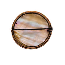 Charger l'image dans la galerie, Broche de style Crystal Essex – Épagneul peint sous verre – Dos en nacre, vers 1890-1910 Le Charme des Violettes - Brocante en ligne

