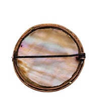 Charger l'image dans la galerie, Broche de style Crystal Essex – Épagneul peint sous verre – Dos en nacre, vers 1890-1910 Le Charme des Violettes - Brocante en ligne
