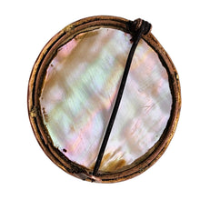 Charger l'image dans la galerie, Broche de style Crystal Essex – Épagneul peint sous verre – Dos en nacre, vers 1890-1910 Le Charme des Violettes - Brocante en ligne
