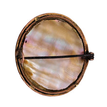 Charger l'image dans la galerie, Broche de style Crystal Essex – Épagneul peint sous verre – Dos en nacre, vers 1890-1910 Le Charme des Violettes - Brocante en ligne
