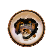 Charger l'image dans la galerie, Broche de style Crystal Essex – Épagneul peint sous verre – Dos en nacre, vers 1890-1910 Le Charme des Violettes - Brocante en ligne
