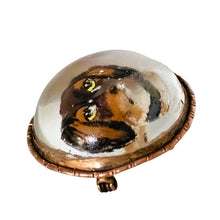 Charger l'image dans la galerie, Broche de style Crystal Essex – Épagneul peint sous verre – Dos en nacre, vers 1890-1910 Le Charme des Violettes - Brocante en ligne
