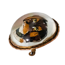 Charger l'image dans la galerie, Broche de style Crystal Essex – Épagneul peint sous verre – Dos en nacre, vers 1890-1910 Le Charme des Violettes - Brocante en ligne
