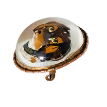 Charger l'image dans la galerie, Broche de style Crystal Essex – Épagneul peint sous verre – Dos en nacre, vers 1890-1910 Le Charme des Violettes - Brocante en ligne
