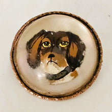 Charger l'image dans la galerie, Broche de style Crystal Essex – Épagneul peint sous verre – Dos en nacre, vers 1890-1910 Le Charme des Violettes - Brocante en ligne
