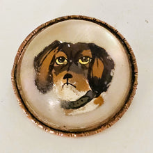 Charger l'image dans la galerie, Broche de style Crystal Essex – Épagneul peint sous verre – Dos en nacre, vers 1890-1910 Le Charme des Violettes - Brocante en ligne

