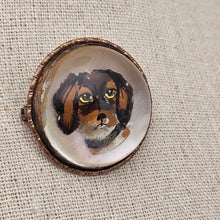 Charger l'image dans la galerie, Broche de style Crystal Essex – Épagneul peint sous verre – Dos en nacre, vers 1890-1910 Le Charme des Violettes - Brocante en ligne
