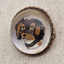 Charger l'image dans la galerie, Broche de style Crystal Essex – Épagneul peint sous verre – Dos en nacre, vers 1890-1910 Le Charme des Violettes - Brocante en ligne
