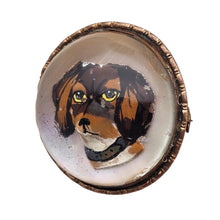 Charger l'image dans la galerie, Broche de style Crystal Essex – Épagneul peint sous verre – Dos en nacre, vers 1890-1910 Le Charme des Violettes - Brocante en ligne
