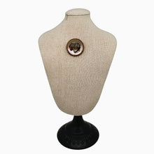 Charger l'image dans la galerie, Broche de style Crystal Essex – Épagneul peint sous verre – Dos en nacre, vers 1890-1910 Le Charme des Violettes - Brocante en ligne
