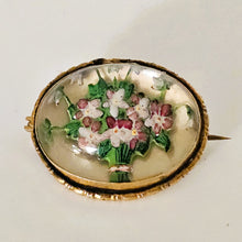 Charger l'image dans la galerie, Broche de style Essex Crystal – Bouquet de fleurs peint sous verre, vers 1880-1910 Le Charme des Violettes - Brocante en ligne
