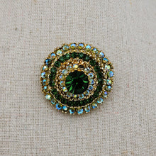 Charger l&#39;image dans la galerie, Broche vintage en métal doré sertie de strass verts, années 1950
