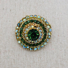 Charger l&#39;image dans la galerie, Broche vintage en métal doré sertie de strass verts, années 1950
