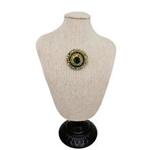 Charger l&#39;image dans la galerie, Broche vintage en métal doré sertie de strass verts, années 1950
