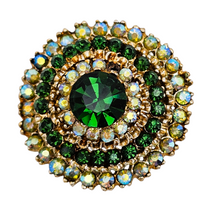 Charger l&#39;image dans la galerie, Broche vintage en métal doré sertie de strass verts, années 1950
