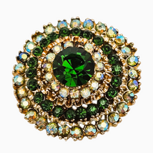 Charger l&#39;image dans la galerie, Broche vintage en métal doré sertie de strass verts, années 1950
