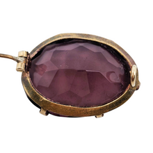 Charger l&#39;image dans la galerie, Broche ancienne ovale en cristal violet facetté et métal doré, fin XIXᵉ / début XXᵉ Le Charme des Violettes - Brocante en ligne
