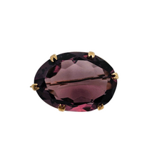 Charger l&#39;image dans la galerie, Broche ancienne ovale en cristal violet facetté et métal doré, fin XIXᵉ / début XXᵉ Le Charme des Violettes - Brocante en ligne
