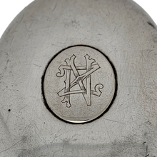 Charger l&#39;image dans la galerie, Brosse à cheveux ancienne en métal argenté monogrammé et poils naturels
