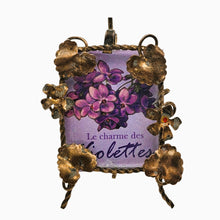 Load image into Gallery viewer, Petit cadre miniature Napoléon III en laiton doré à décor floral, fin XIXᵉ siècle Le Charme des Violettes - Brocante en ligne
