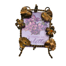 Load image into Gallery viewer, Petit cadre miniature Napoléon III en laiton doré à décor floral, fin XIXᵉ siècle Le Charme des Violettes - Brocante en ligne
