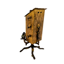 Afbeelding in Gallery-weergave laden, Calendrier perpétuel Art nouveau, maisonnette aux mésanges, en bronze de Vienne, vers 1900
