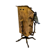 Afbeelding in Gallery-weergave laden, Calendrier perpétuel Art nouveau, maisonnette aux mésanges, en bronze de Vienne, vers 1900
