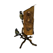 Afbeelding in Gallery-weergave laden, Calendrier perpétuel Art nouveau, maisonnette aux mésanges, en bronze de Vienne, vers 1900
