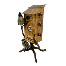 Afbeelding in Gallery-weergave laden, Calendrier perpétuel Art nouveau, maisonnette aux mésanges, en bronze de Vienne, vers 1900
