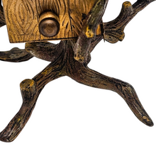 Afbeelding in Gallery-weergave laden, Calendrier perpétuel Art nouveau, maisonnette aux mésanges, en bronze de Vienne, vers 1900
