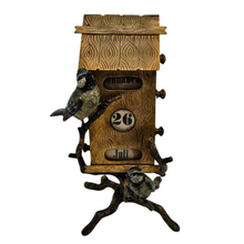 Afbeelding in Gallery-weergave laden, Calendrier perpétuel Art nouveau, maisonnette aux mésanges, en bronze de Vienne, vers 1900
