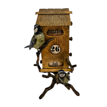 Afbeelding in Gallery-weergave laden, Calendrier perpétuel Art nouveau, maisonnette aux mésanges, en bronze de Vienne, vers 1900
