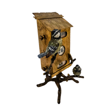 Afbeelding in Gallery-weergave laden, Calendrier perpétuel Art nouveau, maisonnette aux mésanges, en bronze de Vienne, vers 1900
