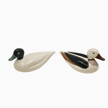 Load image into Gallery viewer, Couple de petits canards en porcelaine M.N.M Design, années 1950-1960 Le Charme des Violettes - Brocante en ligne

