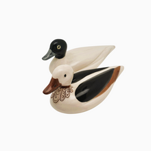 Load image into Gallery viewer, Couple de petits canards en porcelaine M.N.M Design, années 1950-1960 Le Charme des Violettes - Brocante en ligne
