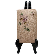 Afbeelding in Gallery-weergave laden, Carnet Belle Époque à décor de fleurs violettes, cuir gaufré, avec crayon, daté 1900 Le Charme des Violettes - Brocante en ligne
