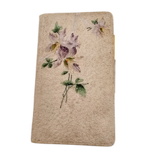Afbeelding in Gallery-weergave laden, Carnet Belle Époque à décor de fleurs violettes, cuir gaufré, avec crayon, daté 1900 Le Charme des Violettes - Brocante en ligne
