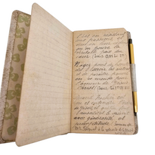 Afbeelding in Gallery-weergave laden, Carnet Belle Époque à décor de fleurs violettes, cuir gaufré, avec crayon, daté 1900 Le Charme des Violettes - Brocante en ligne
