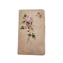 Afbeelding in Gallery-weergave laden, Carnet Belle Époque à décor de fleurs violettes, cuir gaufré, avec crayon, daté 1900 Le Charme des Violettes - Brocante en ligne
