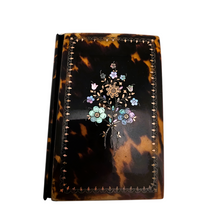 Load image into Gallery viewer, Carnet de bal Napoléon III en écaille, nacre et laiton, entre 1850 et 1880 Le Charme des Violettes - Brocante en ligne
