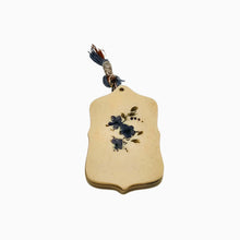 Load image into Gallery viewer, Carnet de bal à décor floral peint à la main – ivoirine ou celluloïd ivoiriné, entre 1890 et 1910 Le Charme des Violettes - Brocante en ligne
