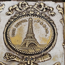 Charger l'image dans la galerie, Carnet de bal en métal argenté à l’effigie de la Tour Eiffel, fin XIXè - début XXᵉ siècle
